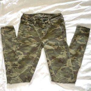 American Eagle Super Stretch Ripped Camo Denim Jeggings Size 0